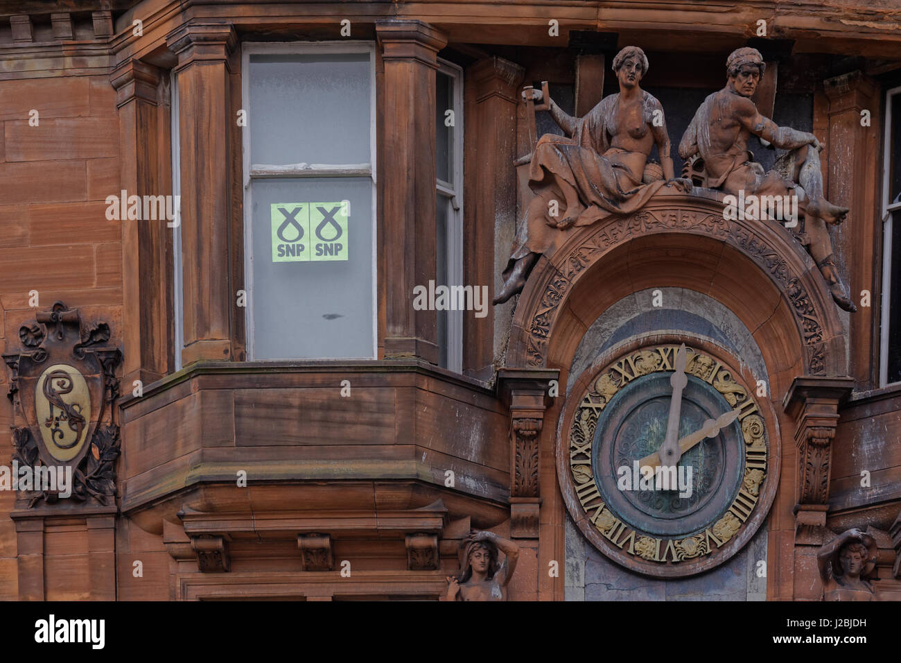SNP Snp schottische nationalistische Partei Logo Poster in sehr gehobenen Mittelklasse-Fenster Stockfoto