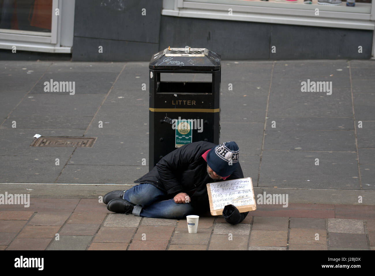 obdachlos in den uk Betteln auf der Straße VR Problem Verkäufer verkaufen Müll Müll Müll Stockfoto