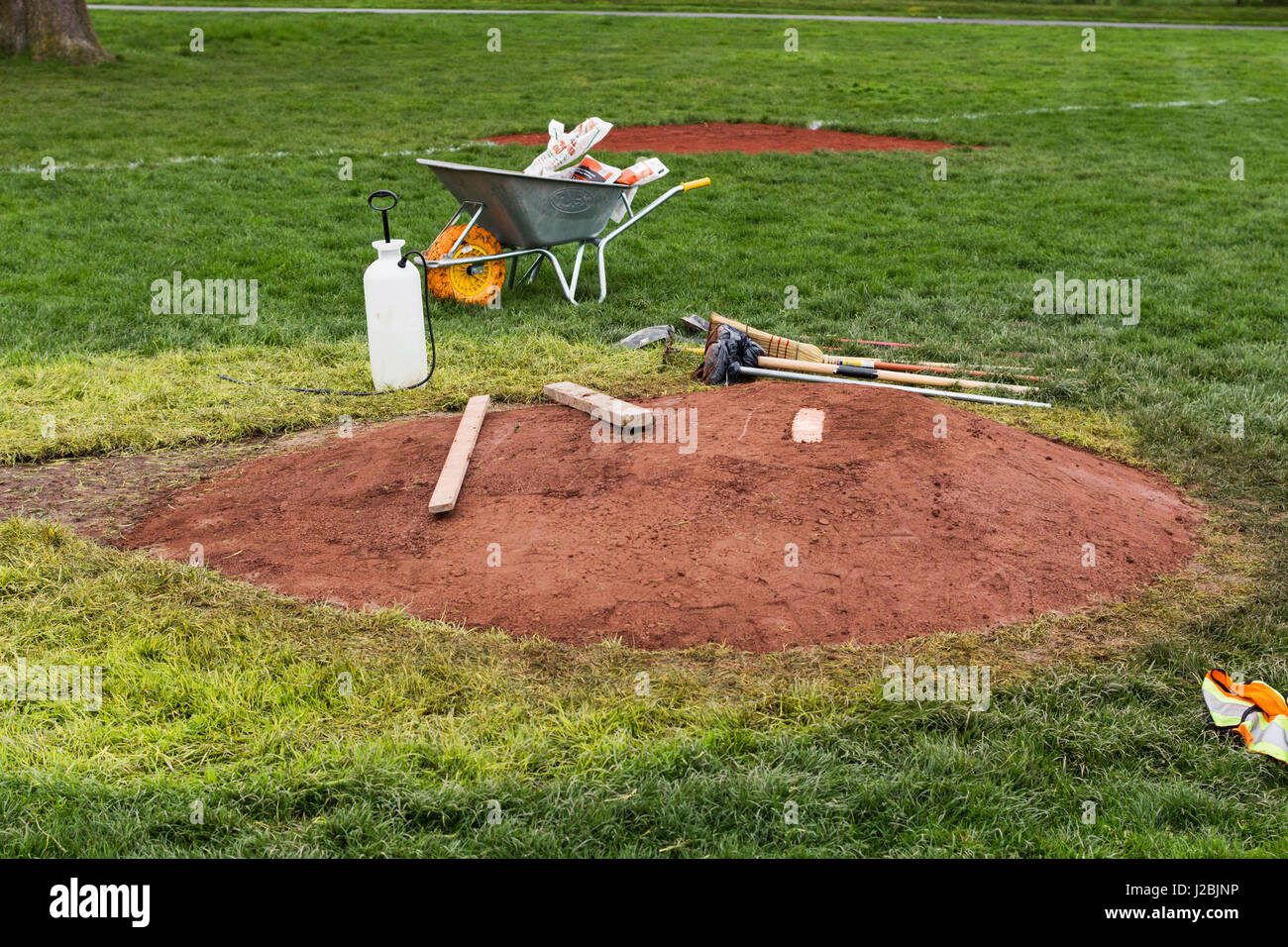 Lieferungen und Tools zum Erstellen von Baseballfeld.  Victoria BC Kanada Stockfoto