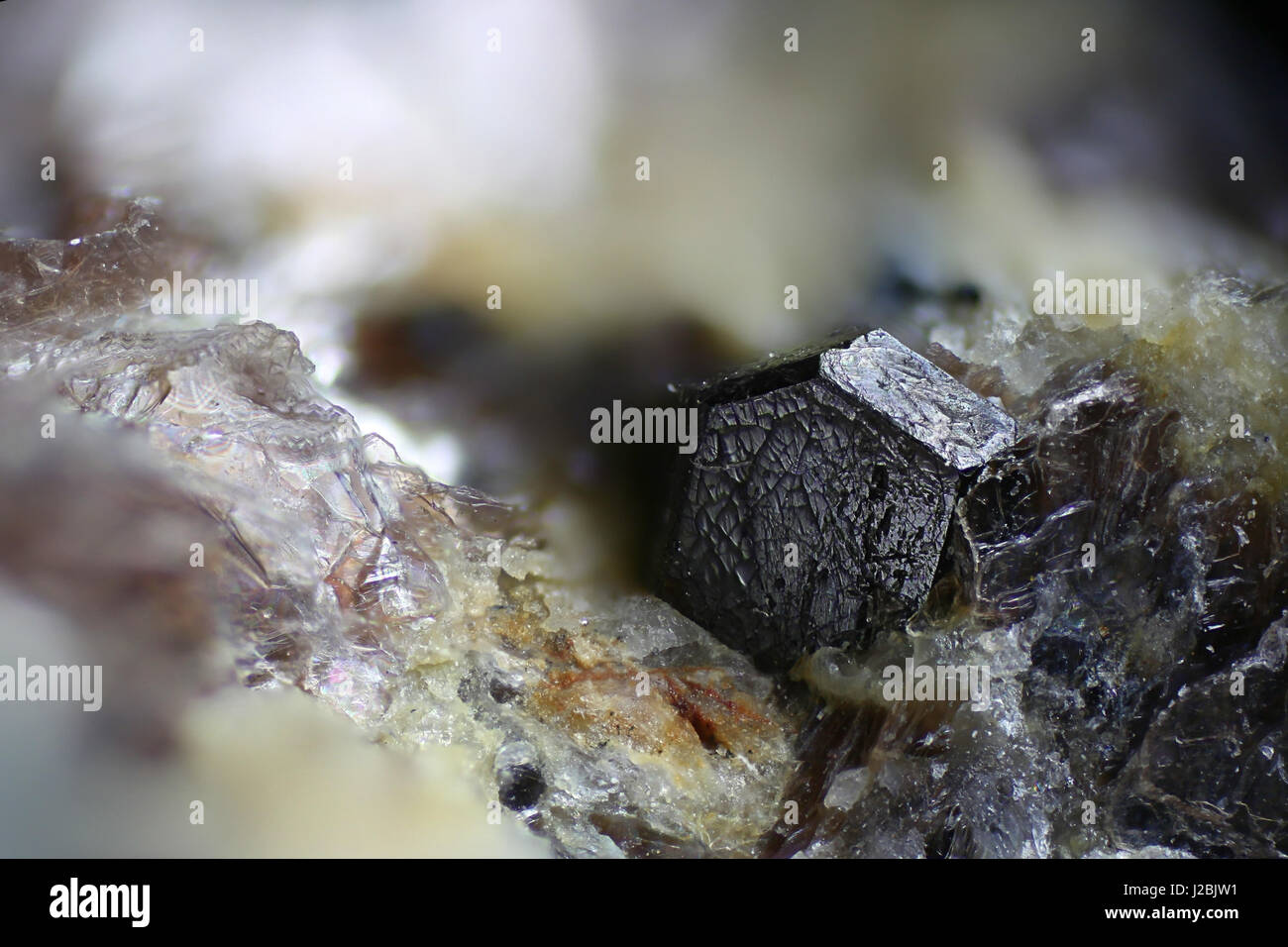 Bräunlich schwarze Metamictic Thorium Lager Kristall Zirkon aus Viitaniemi Pegmatic Steinbruch in Finnland.   Mikroskopbild, Sichtfeld 4,6 mm. Stockfoto