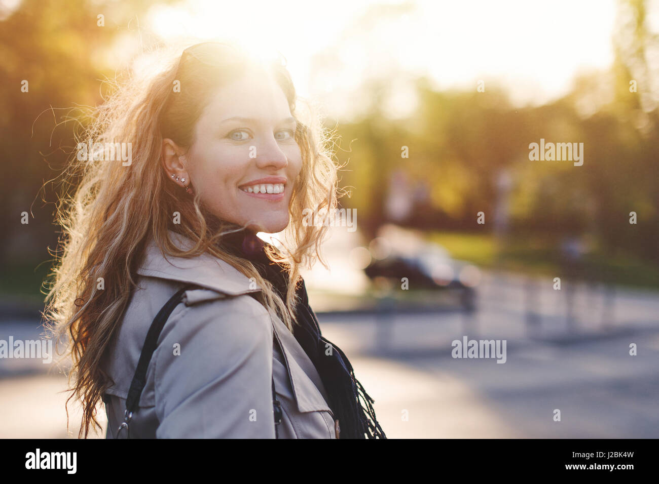 Junge trendige Frau beim gehen im Freien am Stadtpark im Rückblick Stockfoto