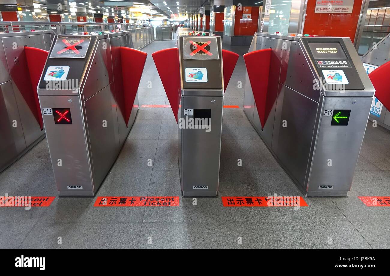 KAOHSIUNG, TAIWAN--8. Juli 2014: automatische Ticket lesen Maschinen an das u-Bahn-System von Kaohsiung Stockfoto