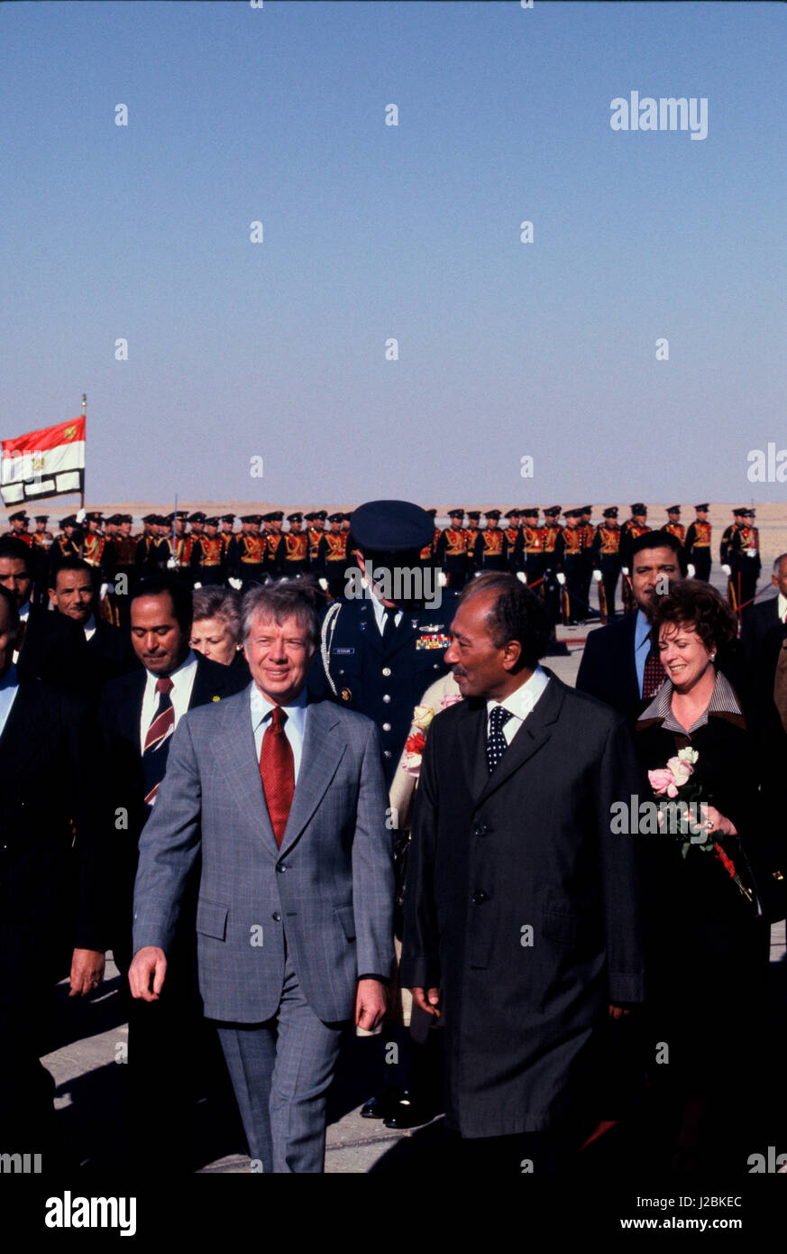 Präsident Carter und Anwar Sadat am Flughafen in Assuan als Präsident Jimmy Carter besucht Ägypten am 4. Januar 1978 Stockfoto