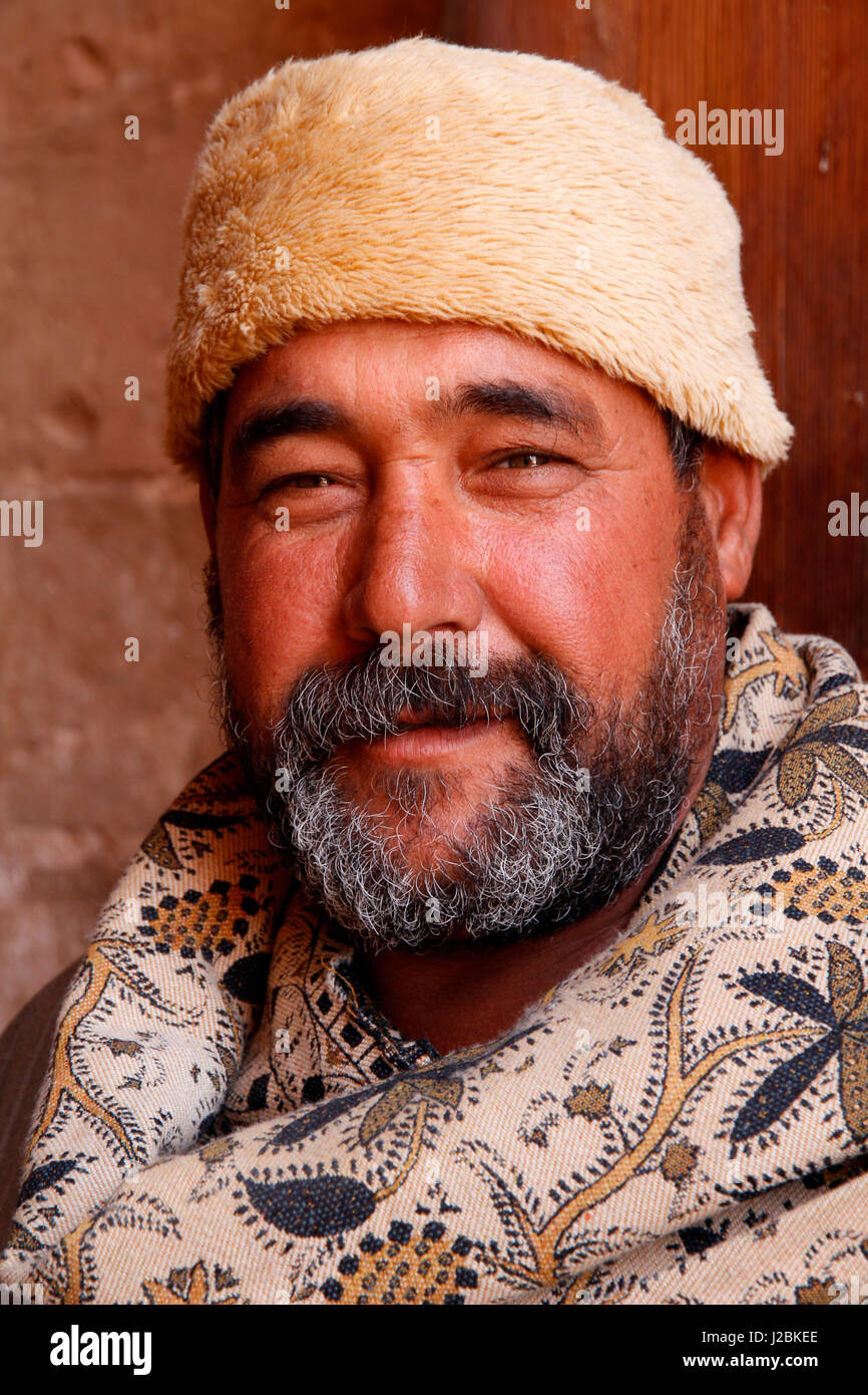 Ägypten, Abu Simbel. Ägyptischen Mann im Winter-Kopfbedeckung und Halstuch. (Nur zur redaktionellen Verwendung) Stockfoto