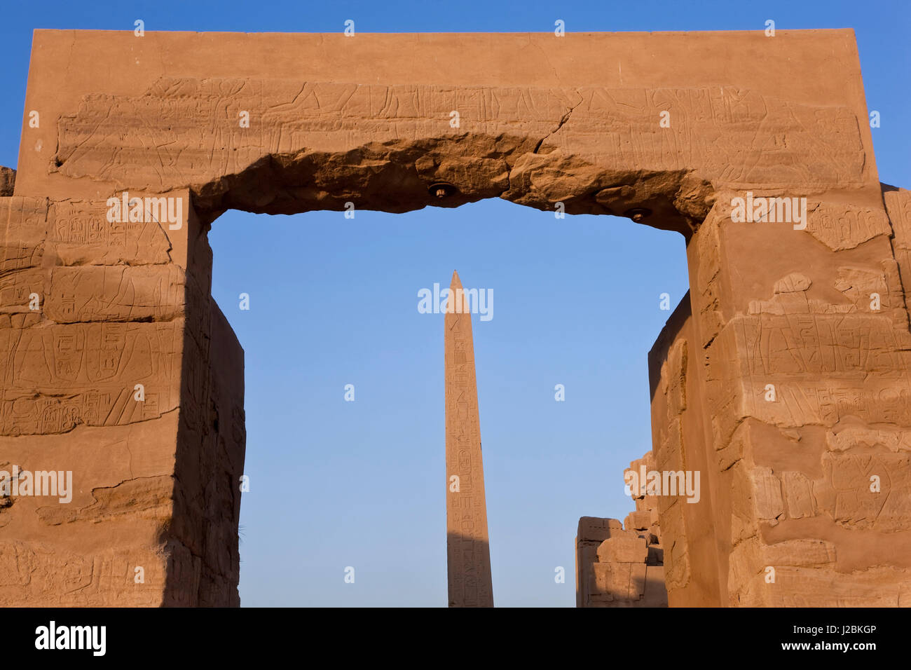 Obelisk von König Tutmosis II, Tempel von Karnak, Luxor, Ägypten Stockfoto