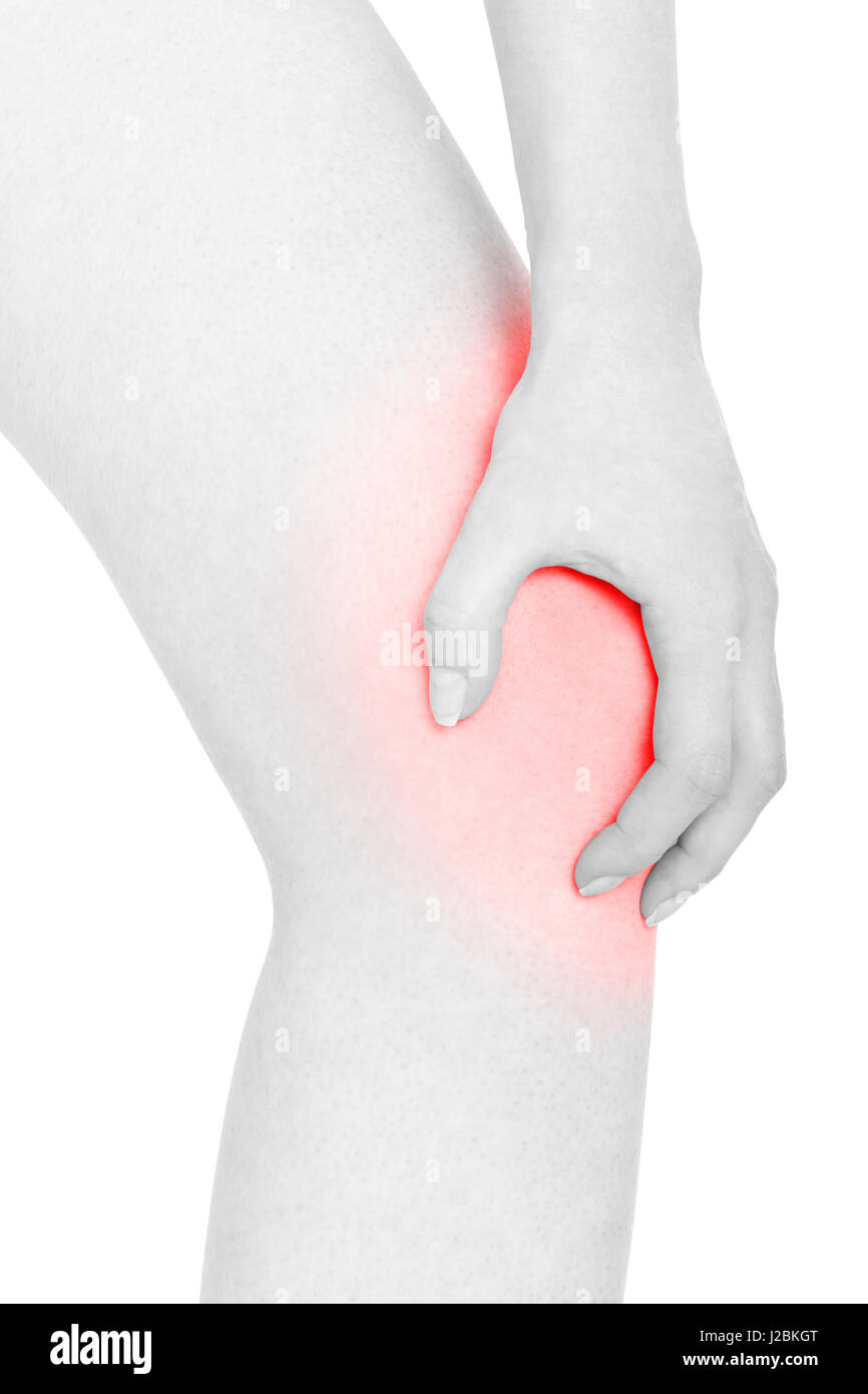 Junge Frau hand halten rote schmerzhafte Knie isoliert auf weiss, Schneidepfad Stockfoto