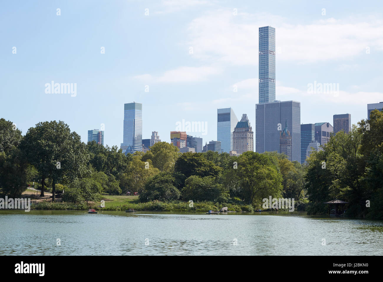 Skyline von New York mit 432 Park Avenue Wolkenkratzer vom Central Park mit Teich Stockfoto