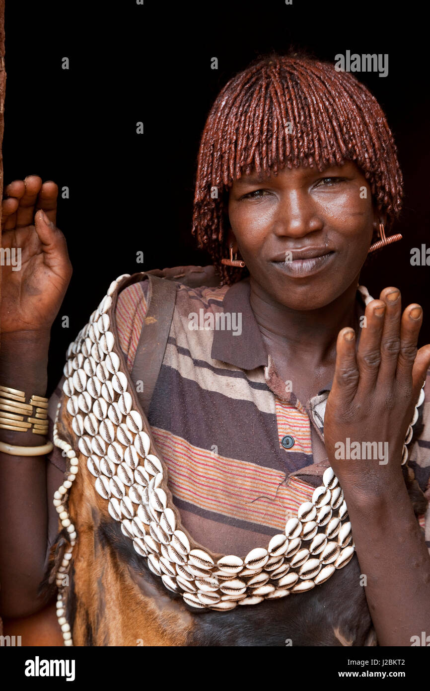 Benna Frau am Keyafer Markt, Omo-Tal, Äthiopien Stockfoto