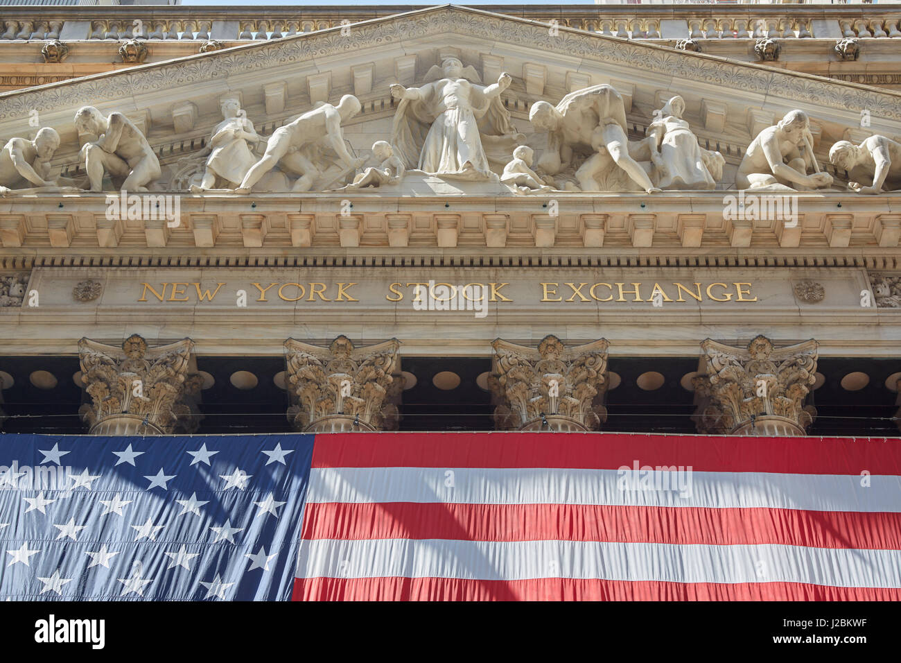 New Yorker Börse goldenen Zeichen und Gebäude mit großen US-Flagge, Bankenviertel in New York an einem sonnigen Tag Stockfoto