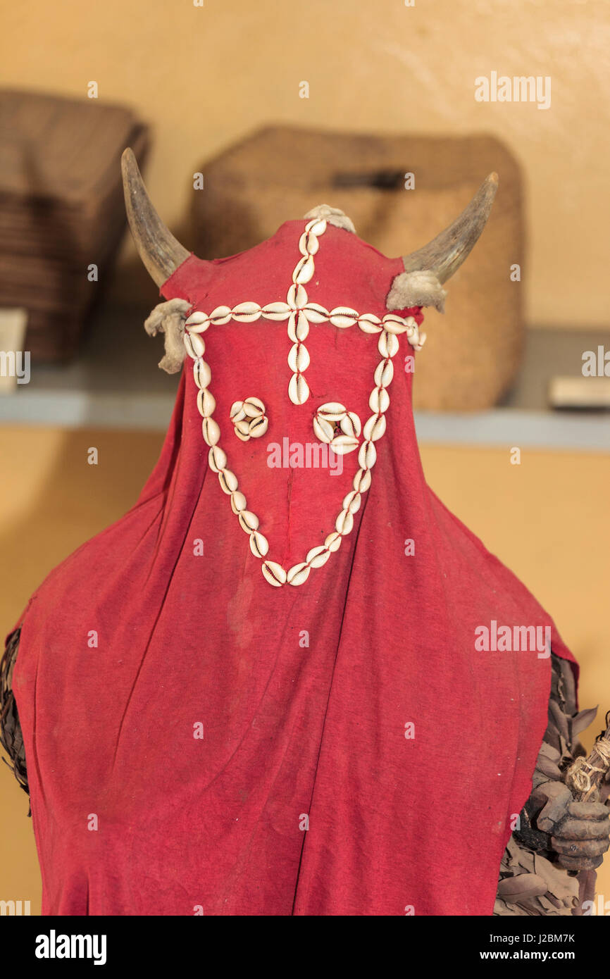 Afrika, Gambia, Banjul. Traditionelle Tracht in der Kankurang-Maskerade, eine Rite de Passage ins Erwachsenenalter unter dem Volk der Mandinka verwendet. Stockfoto