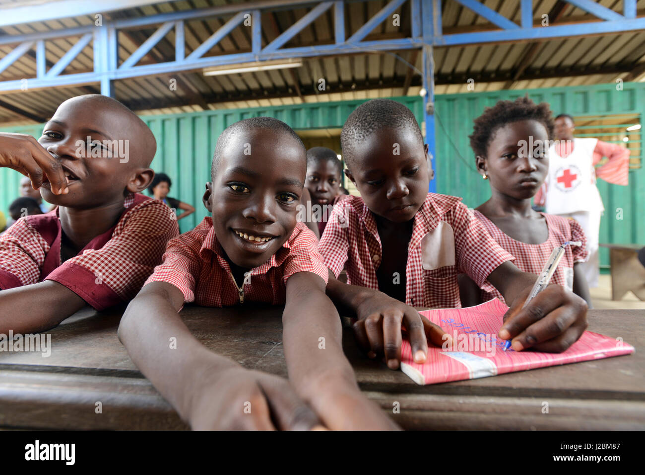 Cote d ' Ivoire, Abidjan, schwarze Schulkind lächelnd mit Uniform (MR) Stockfoto