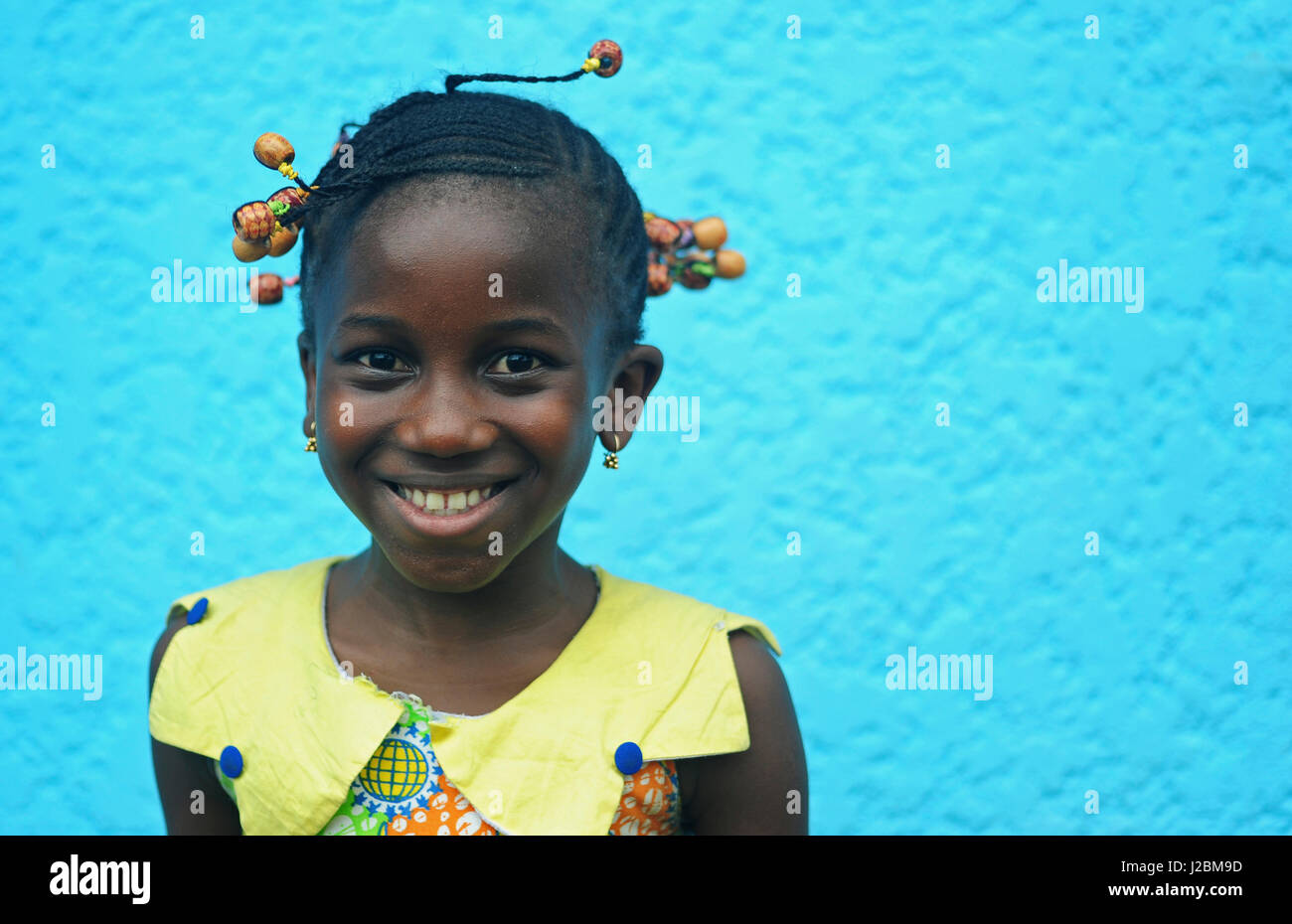 Côte d ' Ivoire, Abidjan, SOS Kinderdorf, Porträt von schwarzen Schulmädchen mit Zöpfen (MR) Stockfoto