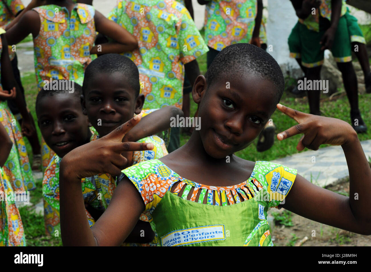 Côte d ' Ivoire, Abidjan, SOS Kinderdorf, Porträt von Schulmädchen mit bunten Uniform (MR) Stockfoto