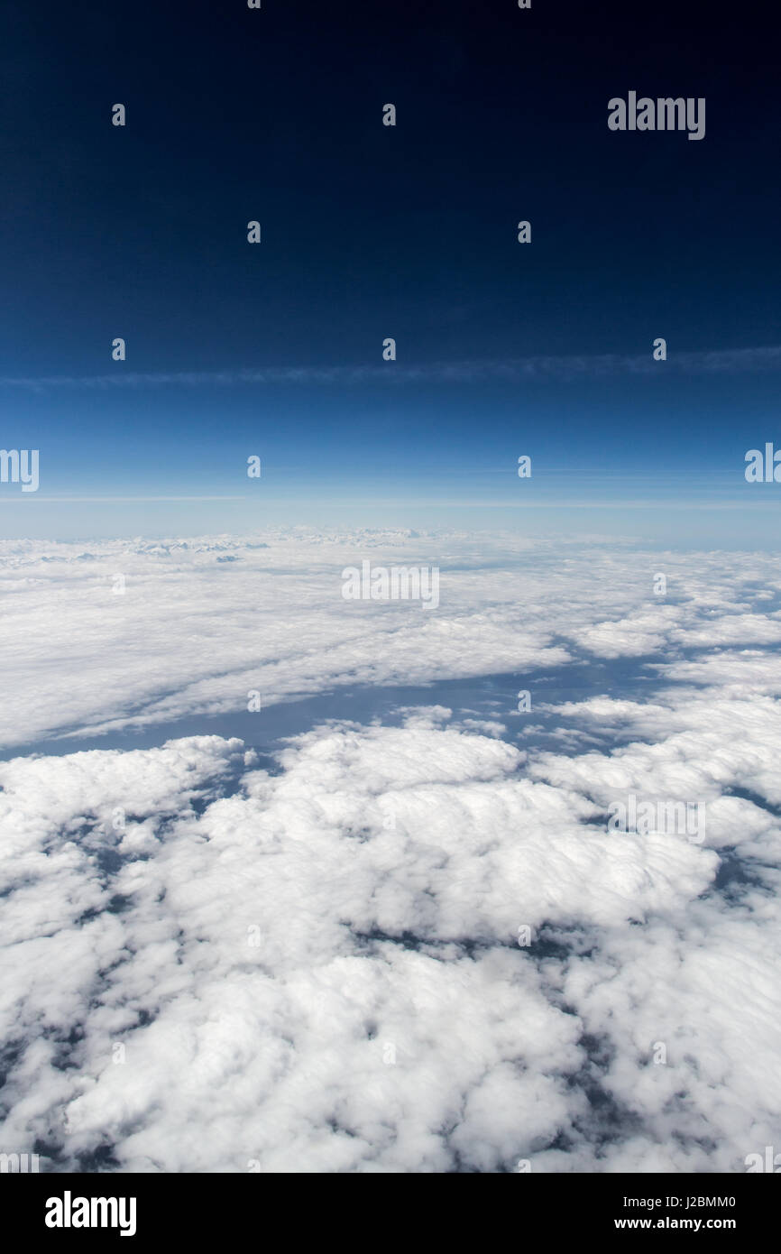 Bewölktem Himmel über Europa aus großer Höhe mit tiefblauem Himmel abgebildet. Stockfoto