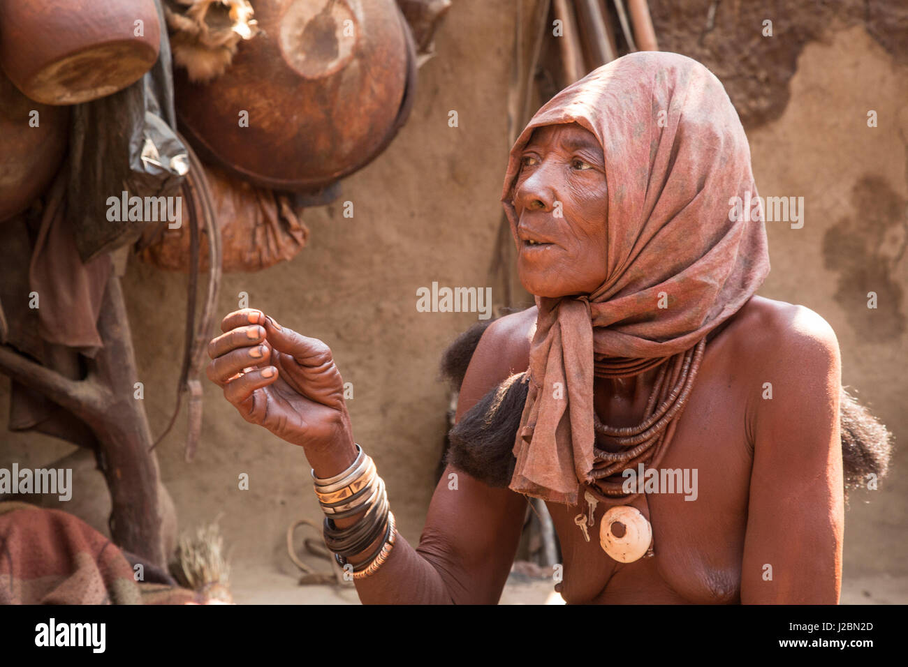 Afrika, Namibia, Opuwo. Ältere Himba-Frau mit Kopfbedeckung. Kredit als: Wendy Kaveney / Jaynes Galerie / DanitaDelimont.com Stockfoto