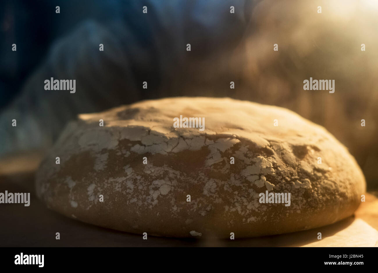 Brot in den Ofen Stockfoto