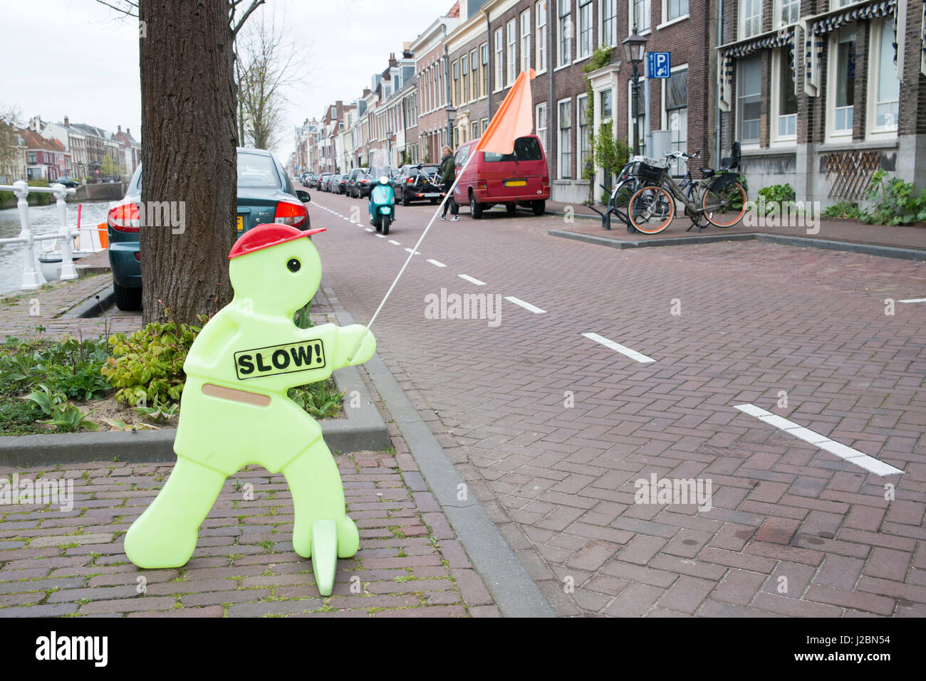 Zeichen in einer niederländischen Straße verlangsamen Stockfoto