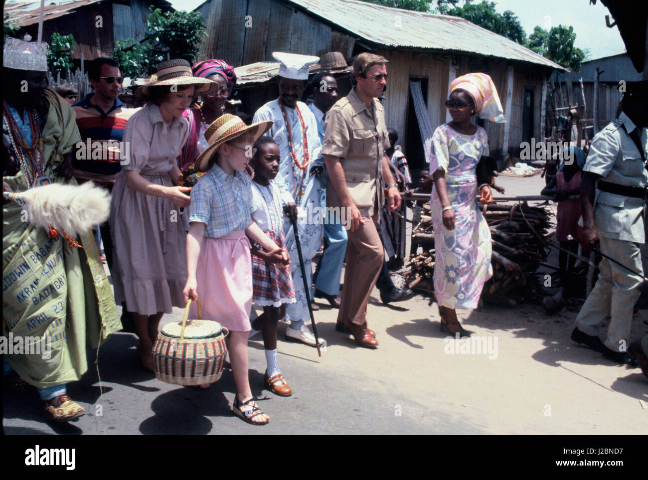 Erste Dame Rosalyn Carter und Tochter Amy Tour Dorf Badagry während Präsident Carters Besuch in Nigeria am 2. April 1978 Stockfoto