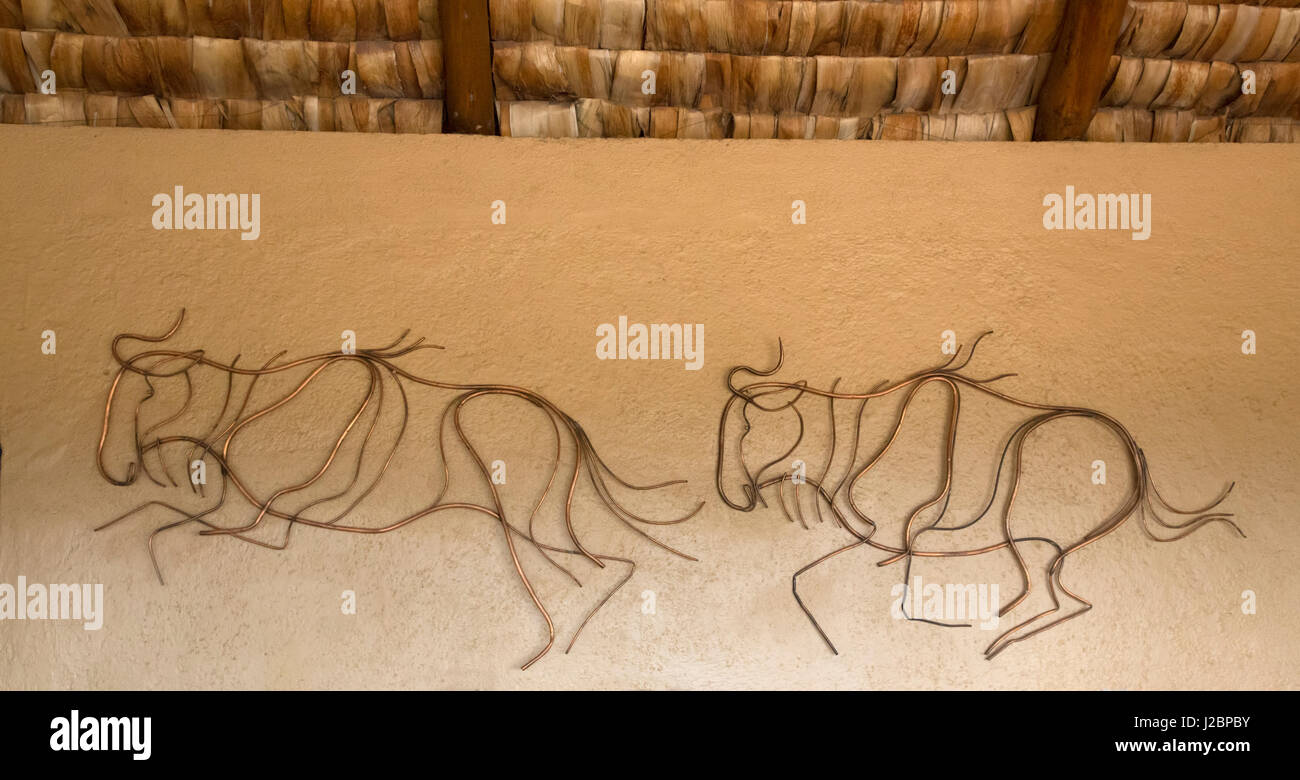 Afrika, Tansania, Serengeti. Kunstwerk an der Wand in der Ndutu Safari Lodge gemacht von Kupferrohren Stockfoto