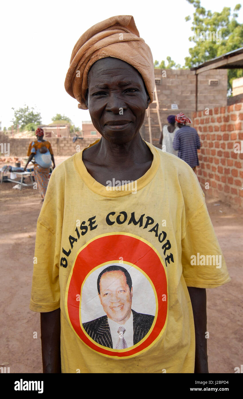 BURKINA FASO, Frau in T-shirt mit Bild des ehemaligen Präsidenten Blaise Compaore die Wahl Geschenk verteilt wurde Stockfoto