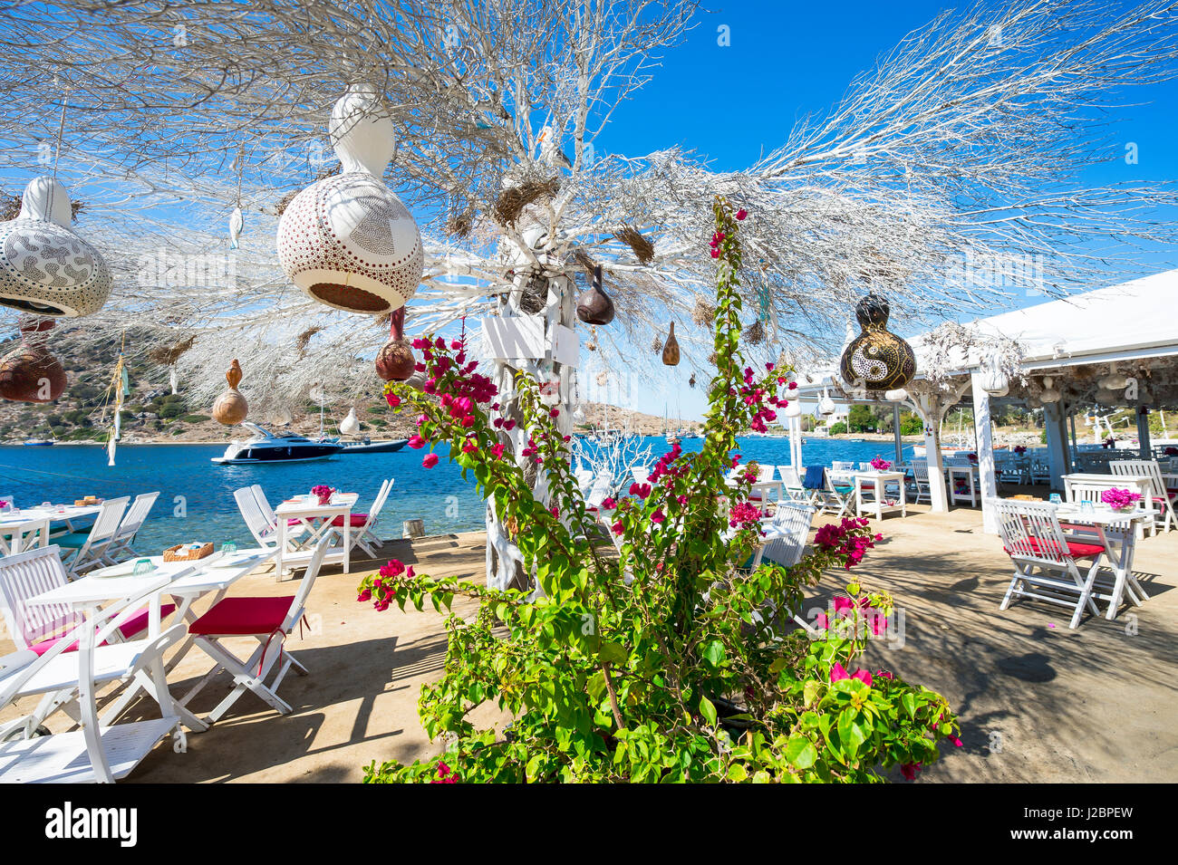Malerische Aussicht auf klassischen mediterranen Strand Lebensstil mit weiß getünchten Spiele gegen strahlend blauen Himmel Stockfoto