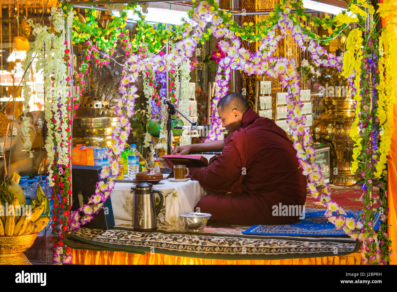 Myanmar. Yangon. KYAY Thone Pagode. Mönch liest aus buddhistischen Lehren für 24 Stunden am Stück. Stockfoto