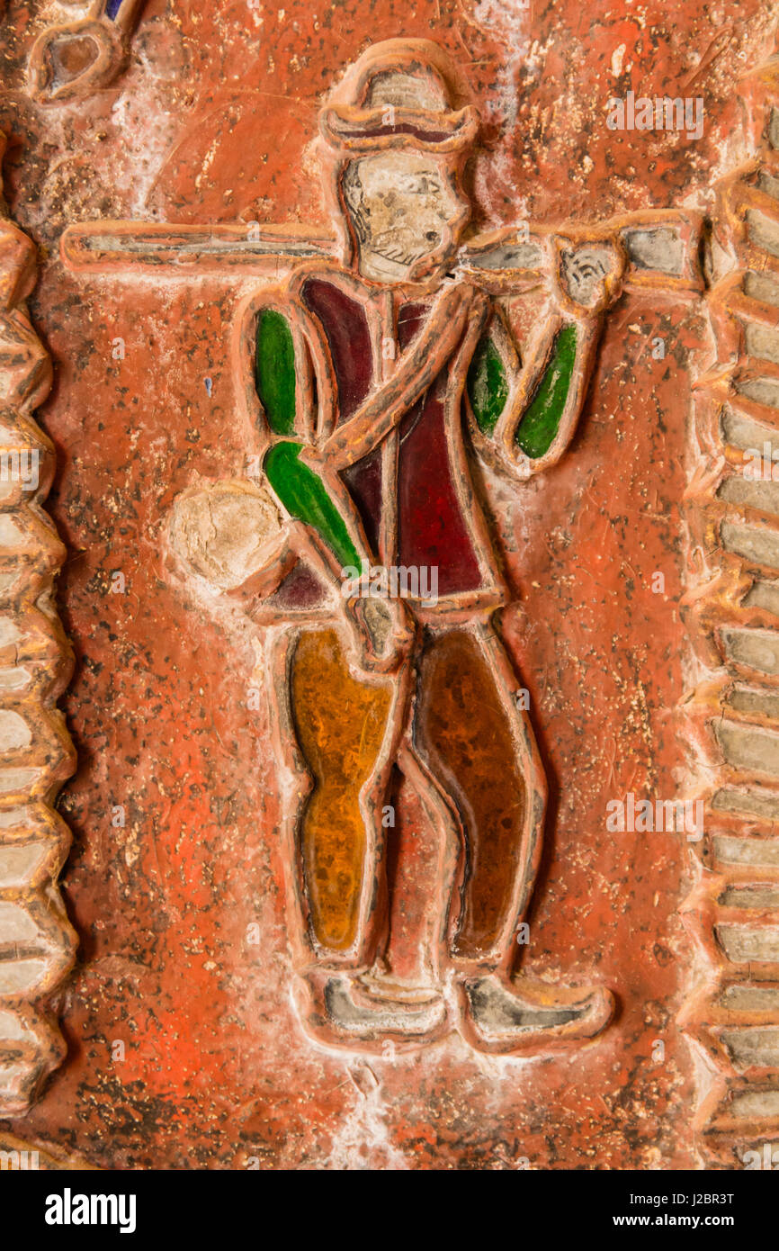 Myanmar. Shan-Staat. Shwenyaung. Shwe Yan Pyae Kloster. Glas-Mosaiken zeigen bewaffnete britische Soldaten im Kloster aus 19. Jahrhundert. Stockfoto