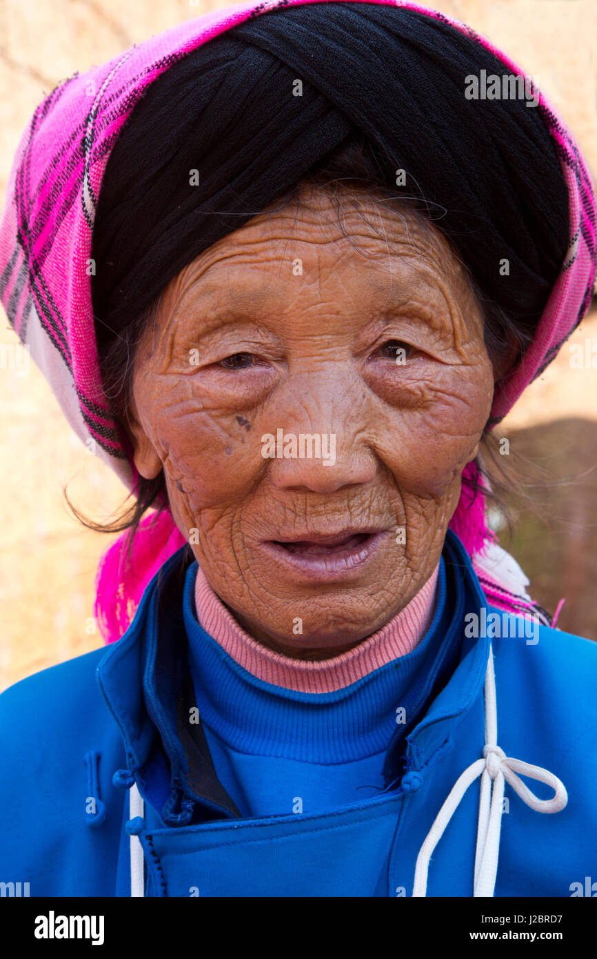 Frau mit gebundenen füßen Fotos und Bildmaterial in hoher Auflösung Alamy