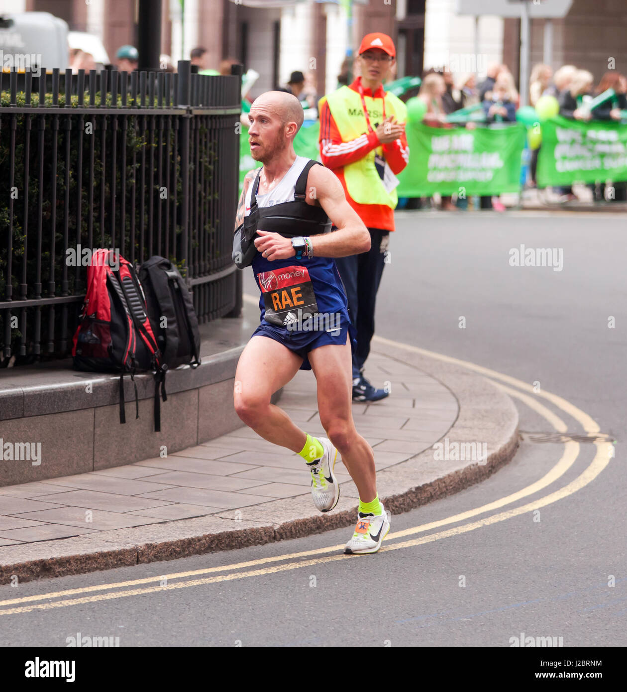 Derek Rae im Wettbewerb für Großbritannien im Jahr 2017 London Marathon. Er belegte in der Welt Para Athletic World Cup 4. Stockfoto