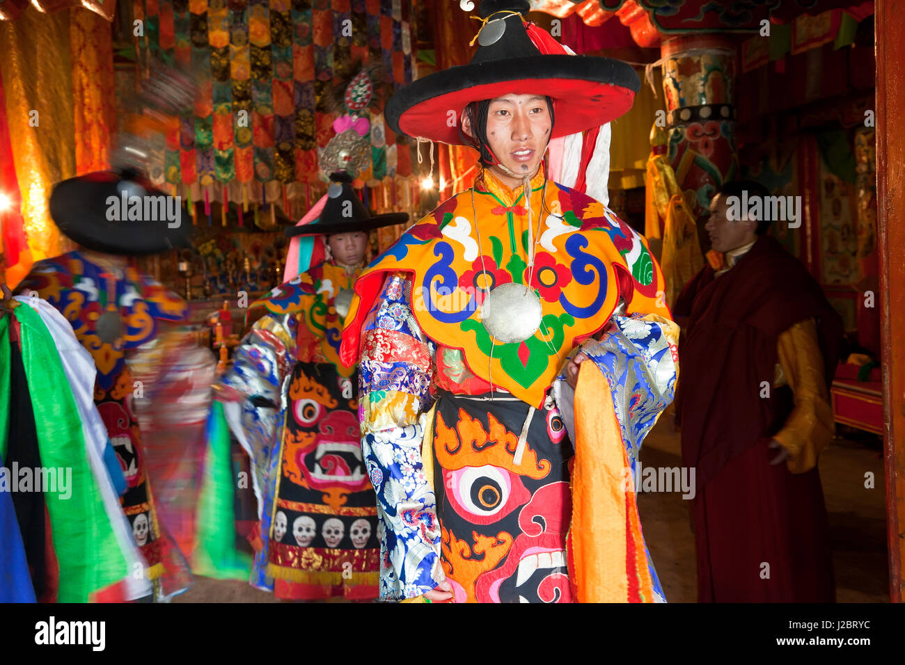 Schwarzer Hut Tänzer beim maskierten Dance Festival, Keno Gompa Kloster, Tagong, tibetische Gebiet, Sichuan, China Stockfoto