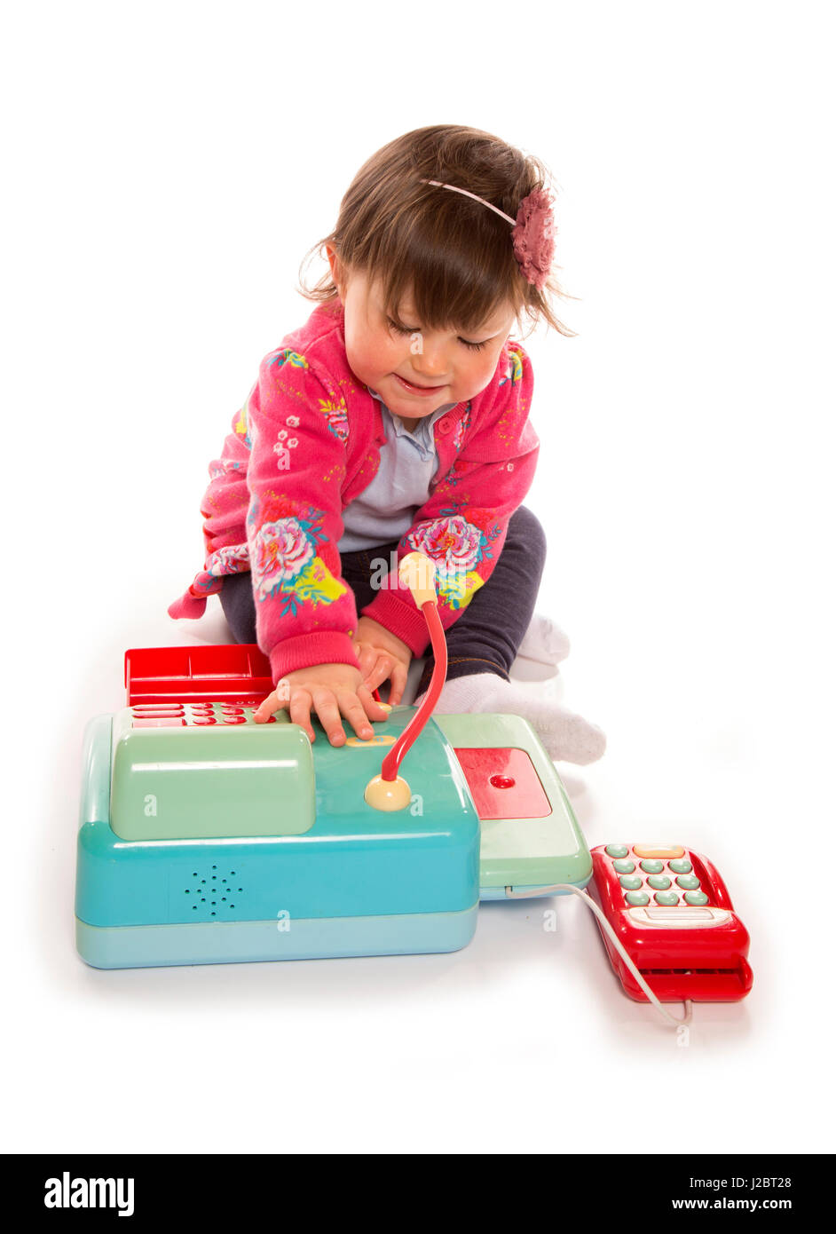 Kleinkind spielt mit einer Kasse in einem studio Stockfoto