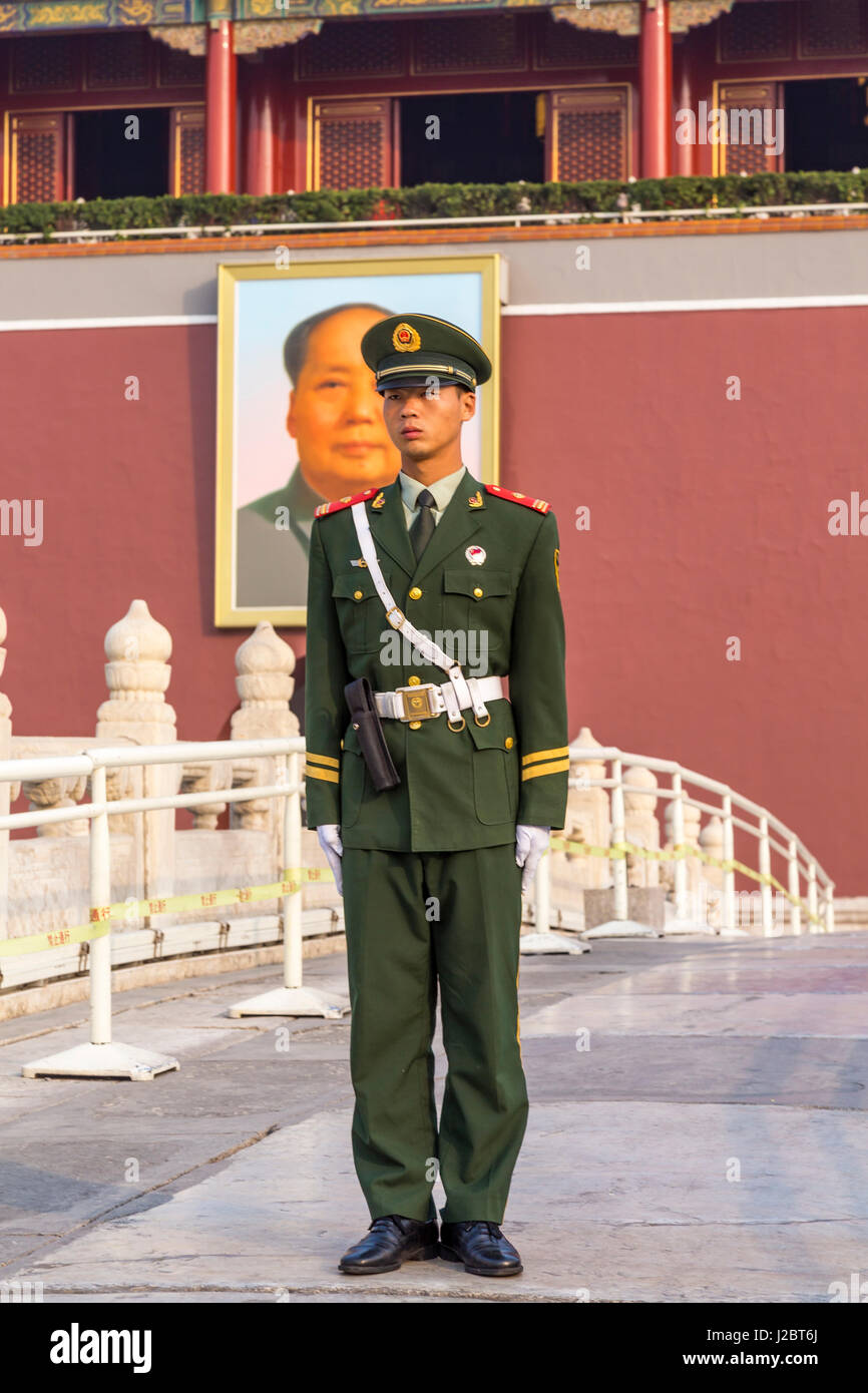 Peoples Liberation Army (PLA) Soldat auf der Hut vor den himmlischen Tor des Friedens, der Eingang zur verbotenen Stadt, Peking, China Stockfoto
