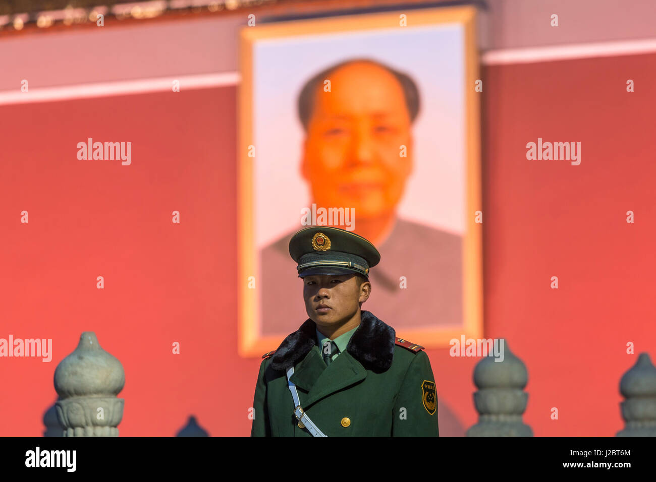 Peoples Liberation Army (PLA) Soldat auf der Hut vor den himmlischen Tor des Friedens, der Eingang zur verbotenen Stadt, Peking, China Stockfoto