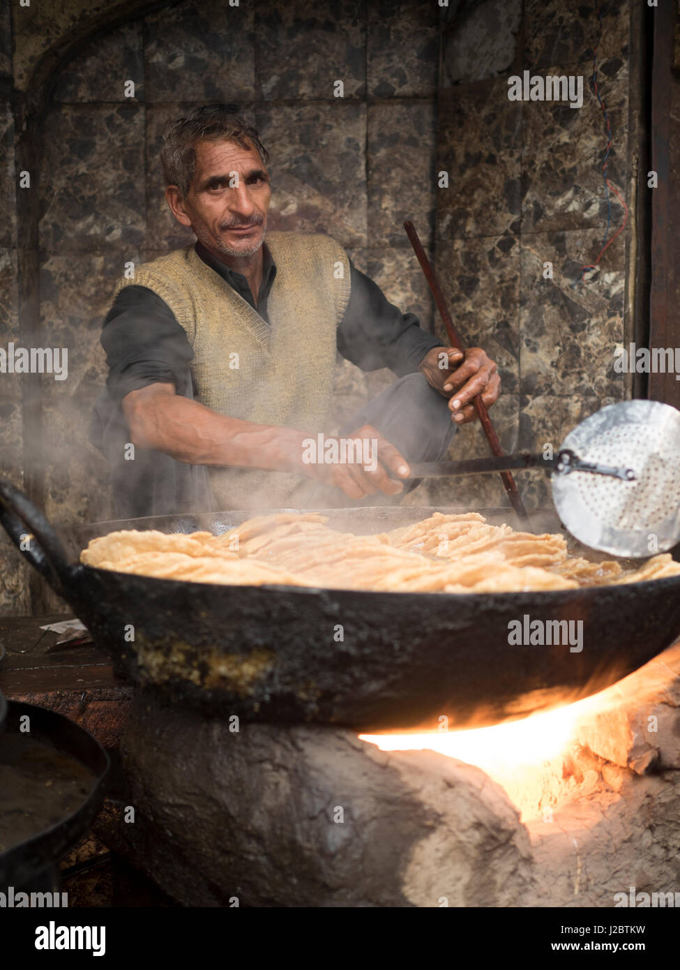 Mann, Kochen im Freien in Amritsar, Punjab, Indien. Stockfoto