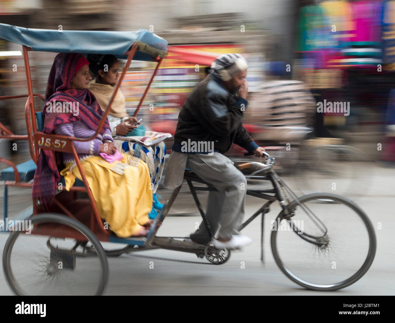 Männer Reiten in Rikscha, Amritsar, Punjab, Indien. Stockfoto