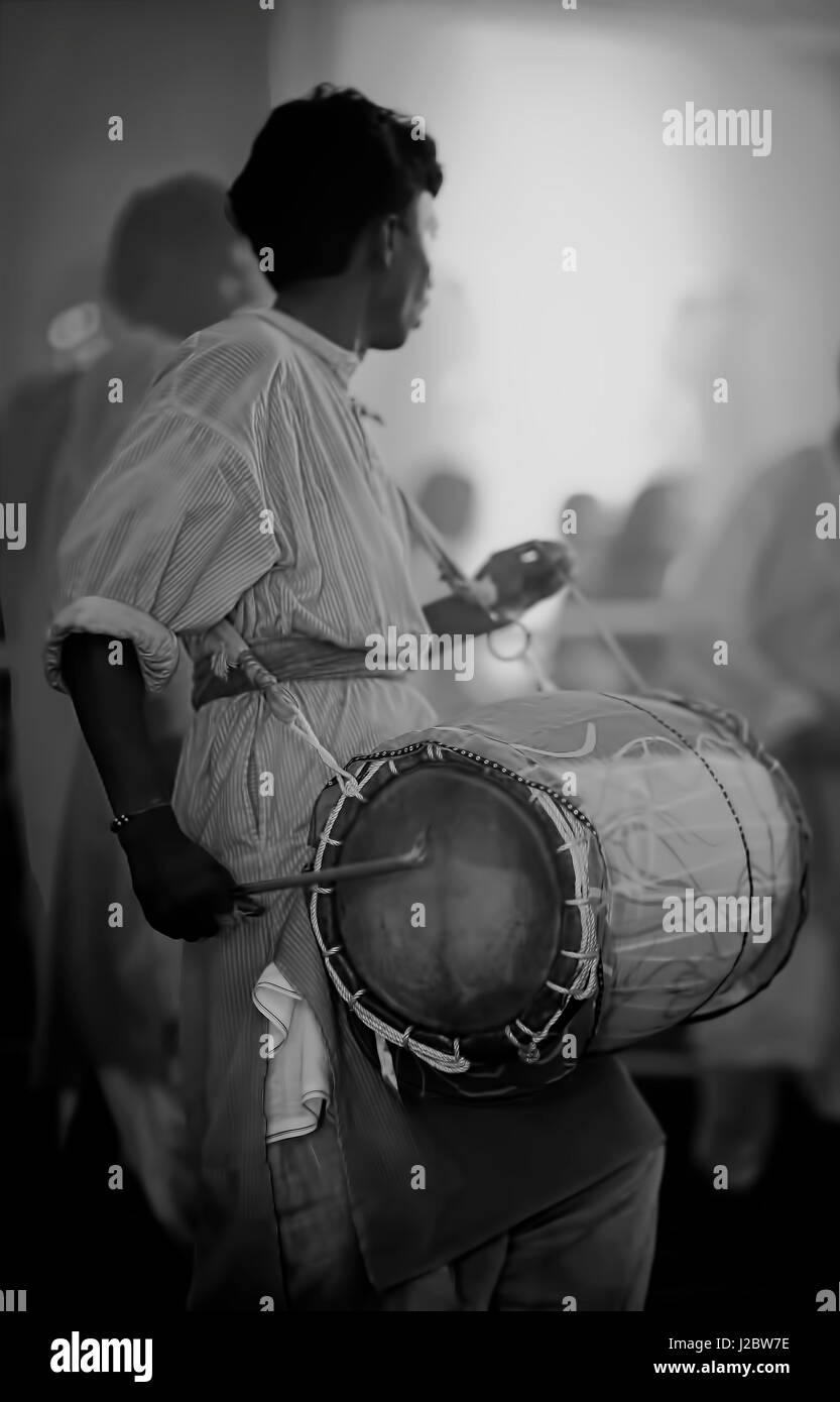 Trommler während des Bengali Puja-Festivals. Dhunuchi Volkstanz spielte beim Durga Puja Festival in Bengal, Indien. Brennende Glut der Kohle werden in einem Topf und Anhänger der Göttin tragen 1 bis 3 Töpfe, wie sie im einzigartigen Takt der Trommler tanzen Stockfoto