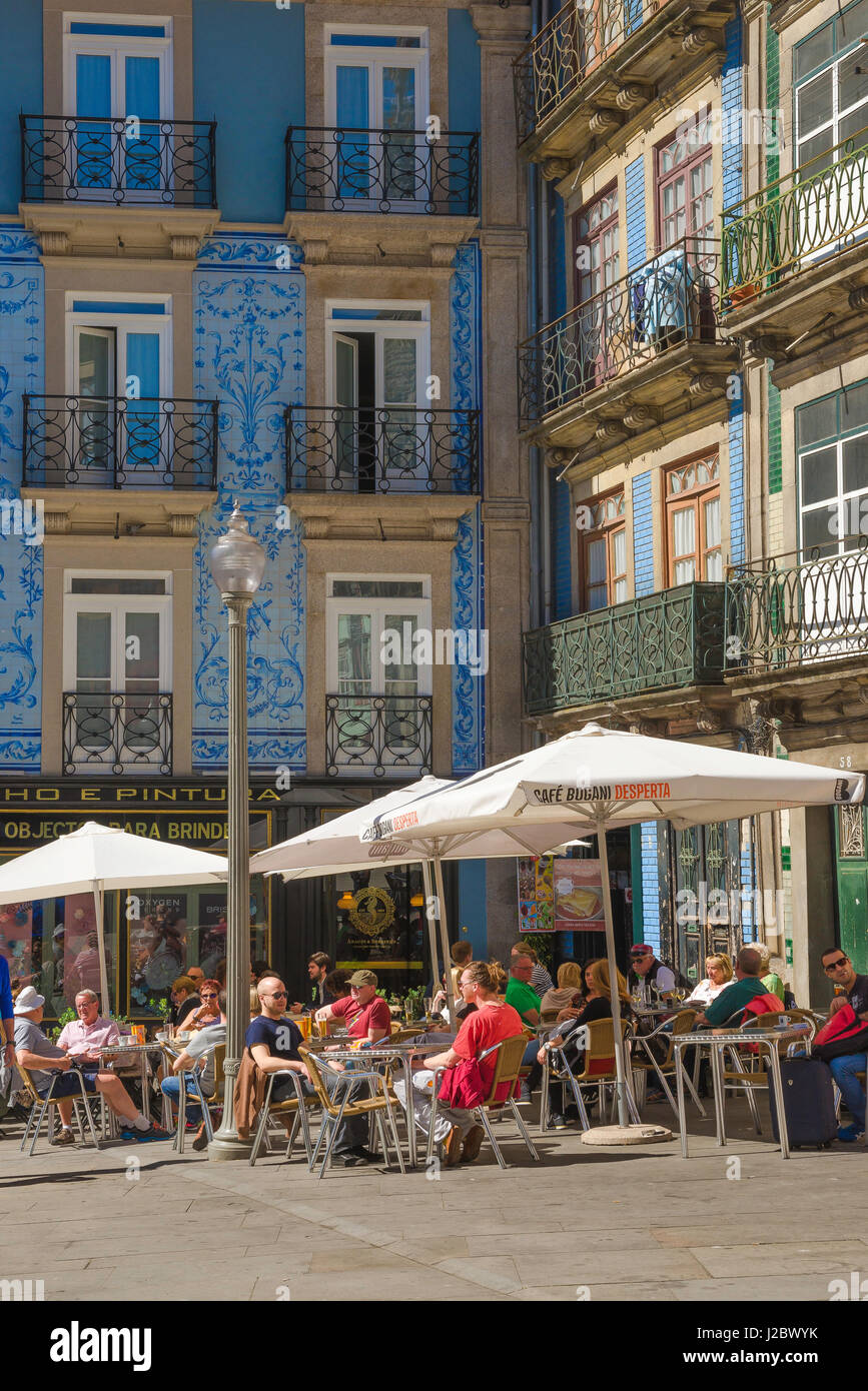 Cafe Porto Portugal, Blick im Sommer von Touristen entspannen in einem Café in einem kleinen Platz - Largo de Santo Domingos - in der Altstadt von Porto, Portugal Stockfoto