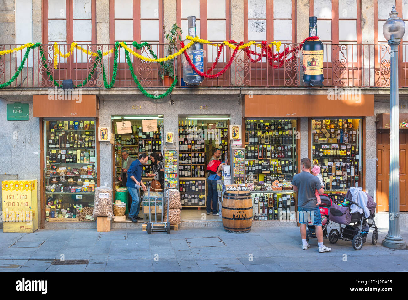 Porto Portugal Shop, Blick auf eine beliebte Weinhandlung in der Rua das Flores spezialisiert auf den Verkauf von Port, Europa. Stockfoto