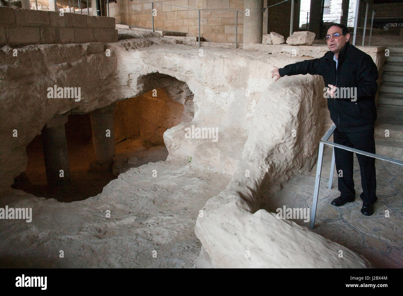 Tour Guide Vorträge Besucher auf alten Höhle nach Hause und Tier Unterschlupf unter das Heiligtum der Basilika der Verkündigung, Nazareth, Israel liegen. Stockfoto