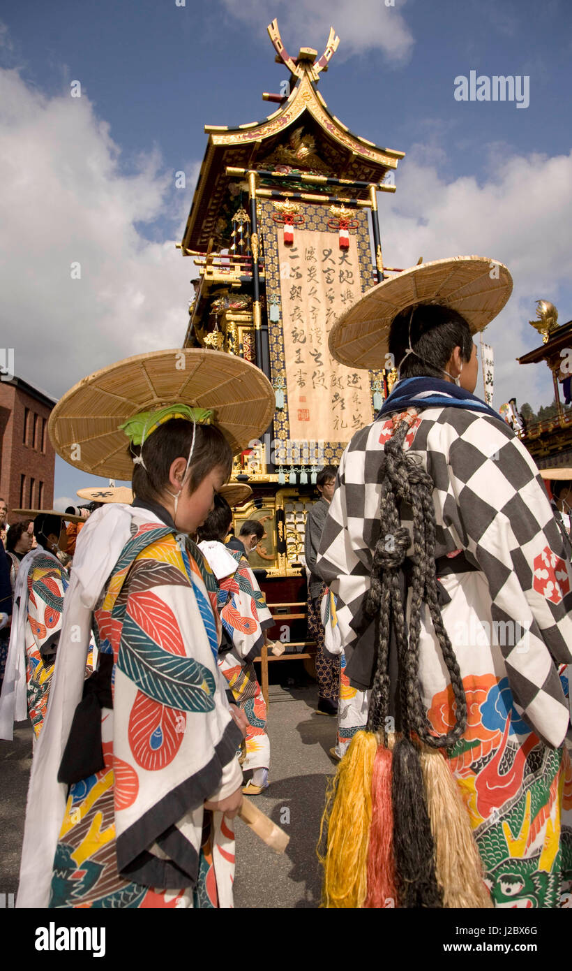 Japan, Präfektur Gifu, Takayama (auch bekannt als Hida-Takayama), jungen in traditionellen Kostümen und Festival Schwimmer (Yatai) durchgezogen Straßen in Gonjunko Prozession während Sanno Festival der Hie Jinja Shrine, jährlich im April statt. Stockfoto