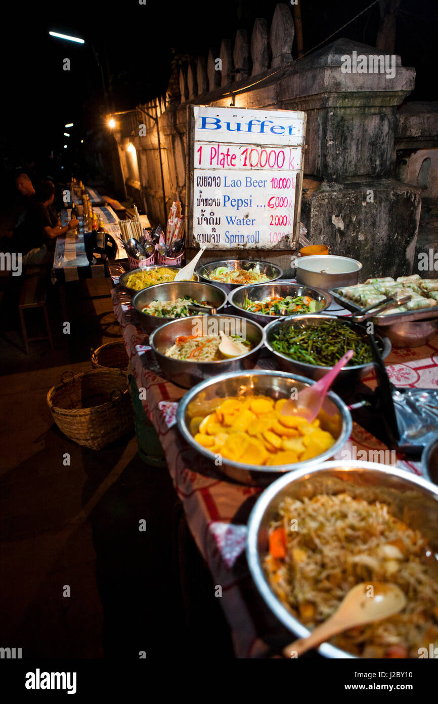 In Luang Prabang Sie Teller mit Essen Essen können für sehr billig finden. Stockfoto