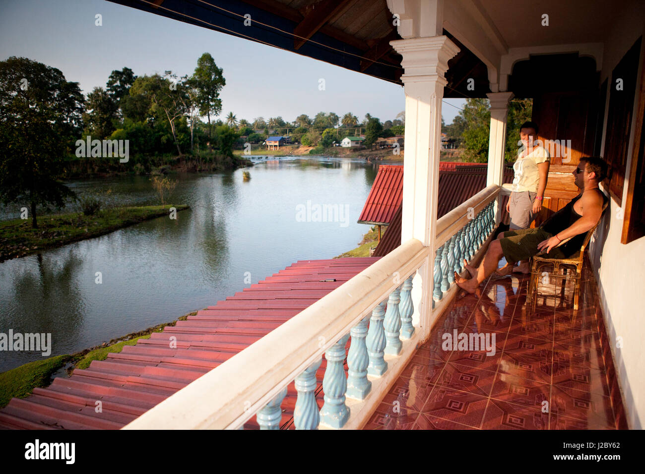 Der verschlafene Fluss Stadt Tad Lo, Laos. (MR) Stockfoto