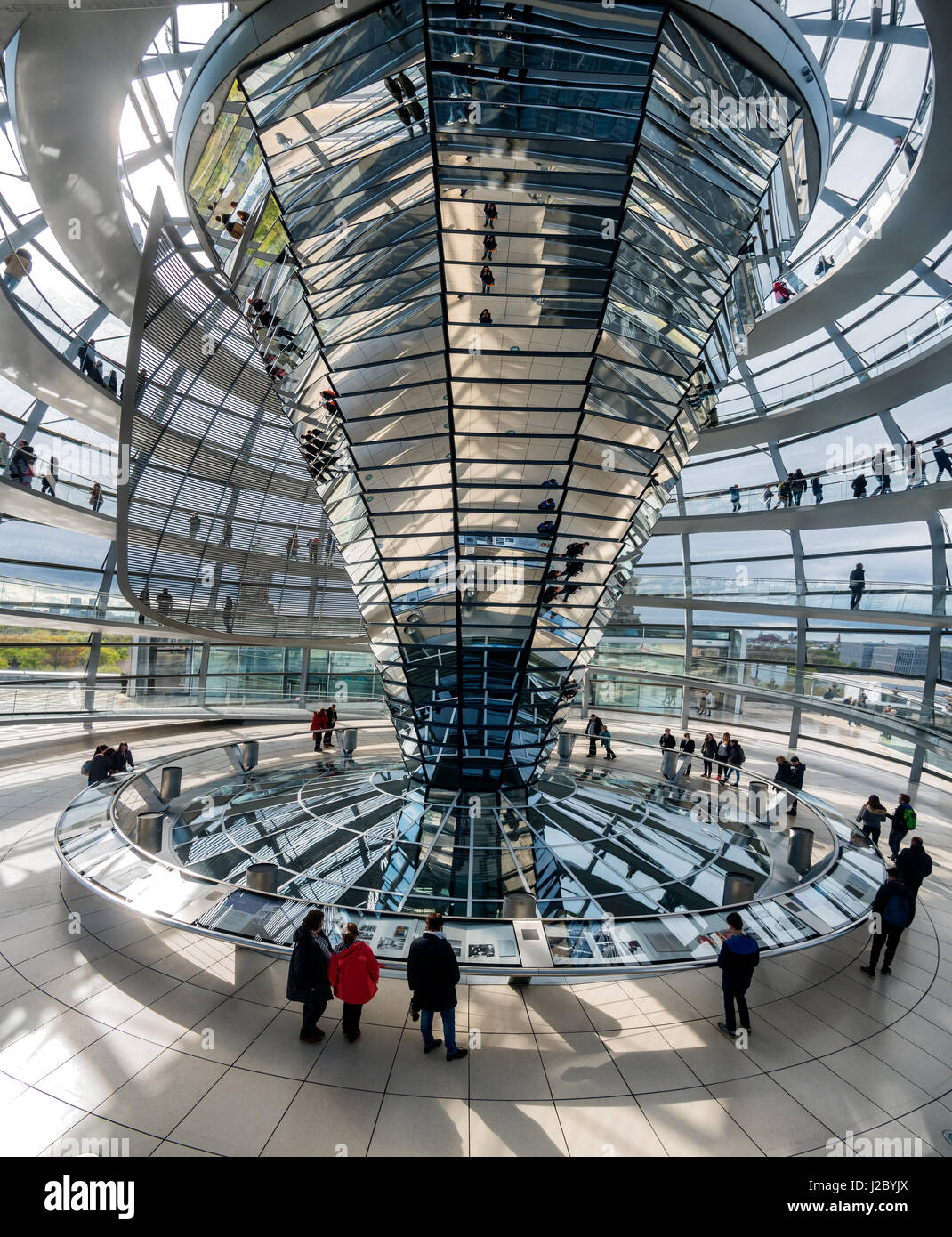 Kuppel auf dem Bundestag Reichtages in Berlin, Deutschland Stockfoto