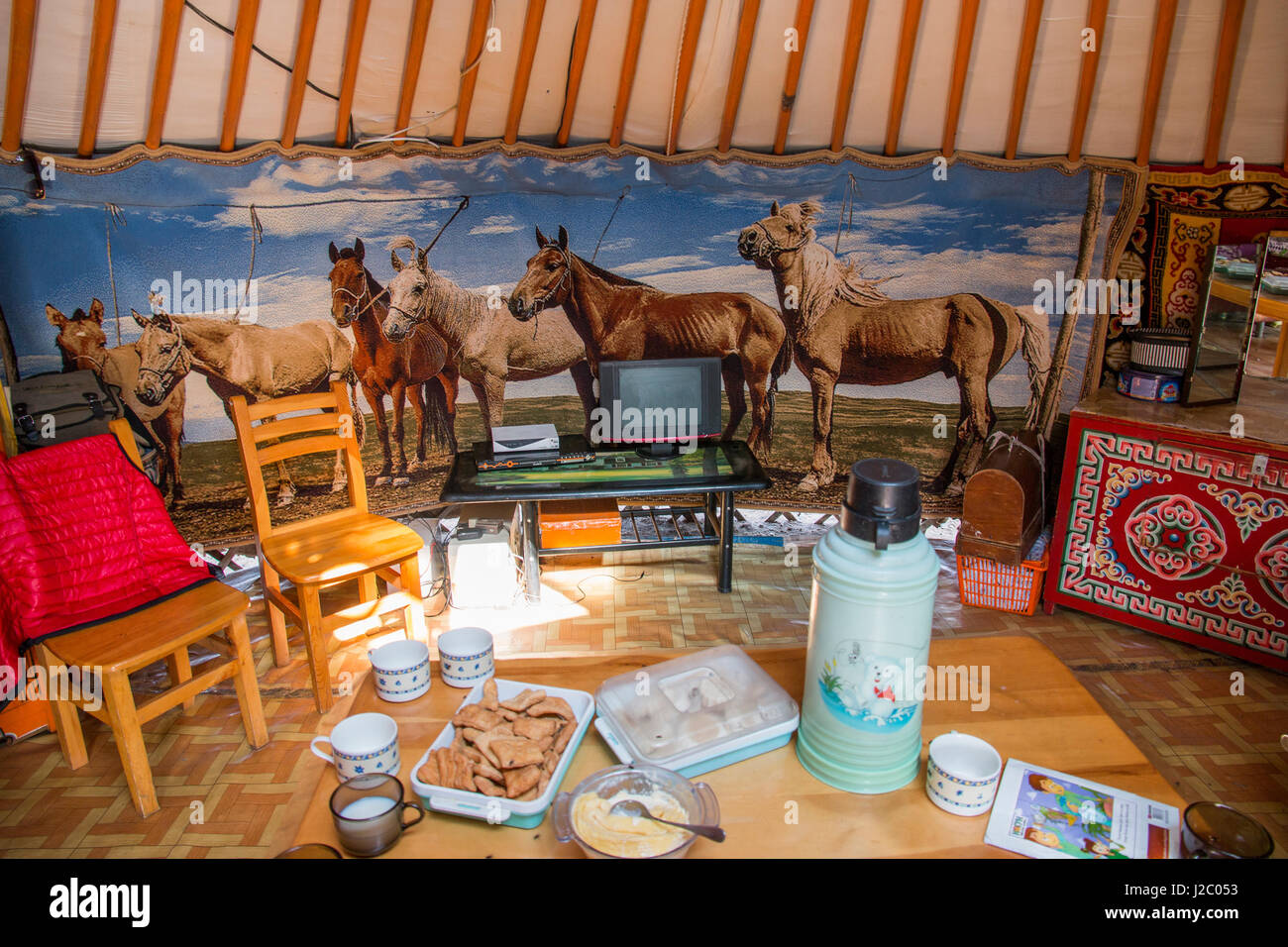 Asien, Mongolei, Hustai Nationalpark. in einer Jurte/Ger Zelt zeigt Wandbehang preisgekrönte Pferde, TV und Lebensmittel auf den Tisch. (Nur zur redaktionellen Verwendung) Stockfoto
