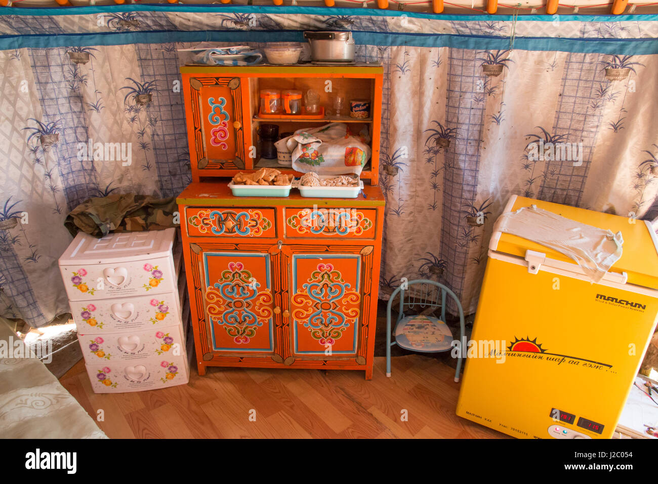 Asien, Mongolei, Hustai Nationalpark. in einer Jurte/Ger Zelt, Küchenschrank mit Essen und sortierten Geschirr zeigen. Gelbe Gefrierschrank, solarbetriebene. (Nur zur redaktionellen Verwendung) Stockfoto