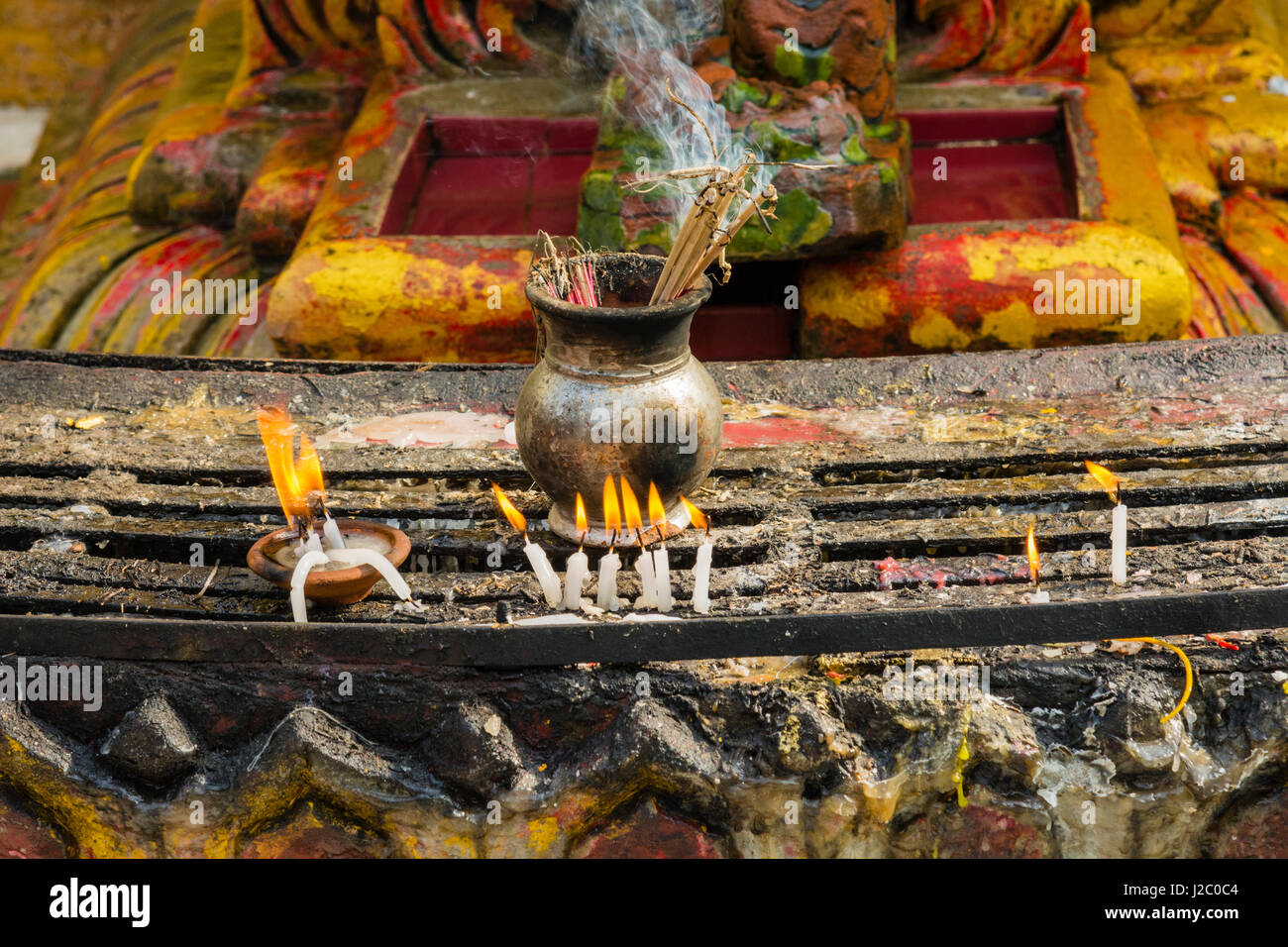 Myanmar. Yangon. Sule-Pagode. Weihrauch und Kerzen brennen ganztägig in den Tempeln. Stockfoto