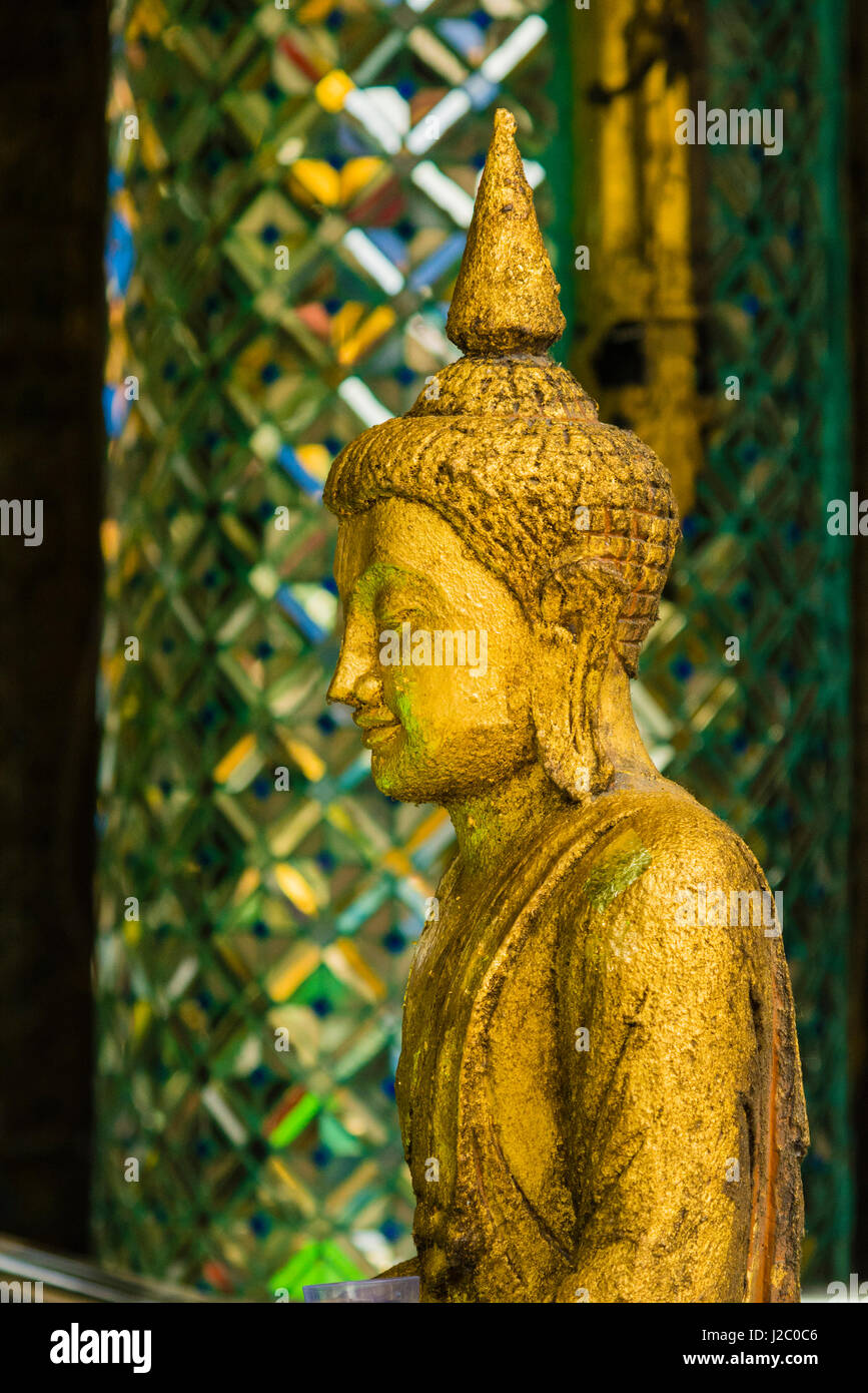 Myanmar. Yangon. Sule-Pagode. Alten Buddha-Statue im Profil. Stockfoto