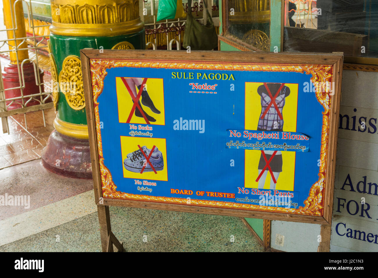 Myanmar. Yangon. Sule-Pagode. Beratung Besucher über die richtige Kleidung zu unterzeichnen. Stockfoto