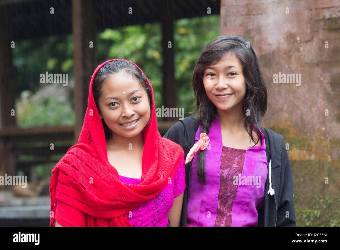 Indonesien, balinesischen Freunden tragen traditionellen Kleidung, Besuch bei Tempelzeremonie. Stockfoto