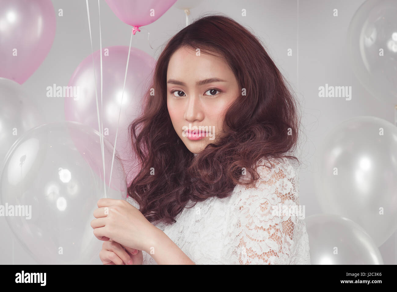 Asiatische Schönheit Mode Frau mit Pastell Luftballons Stockfoto